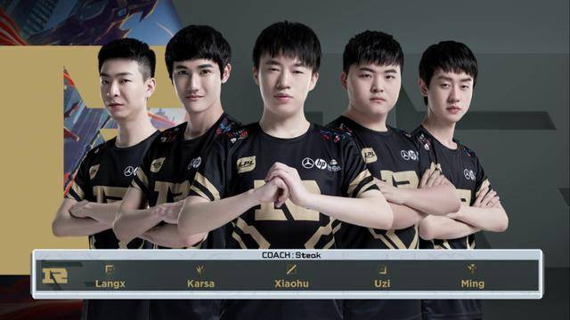 球送向边路 球送向边路